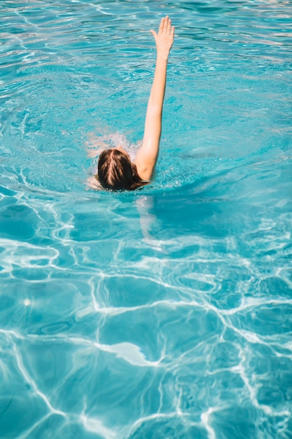 Rückansicht der Frau Schwimmen Backstroke