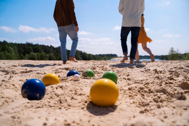 Rückansicht der Leute, die am Strand spielen