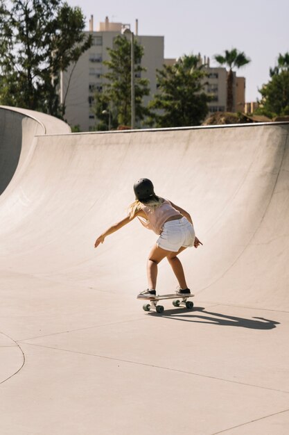 Rückansicht der städtischen Mädchen Skaten