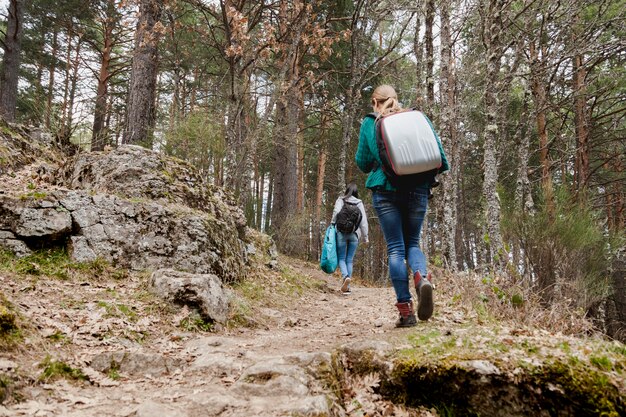 Rückansicht der Wanderer auf dem Lande