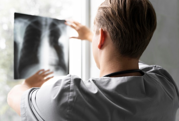 Rückansicht des Arztes, der Radiographie prüft
