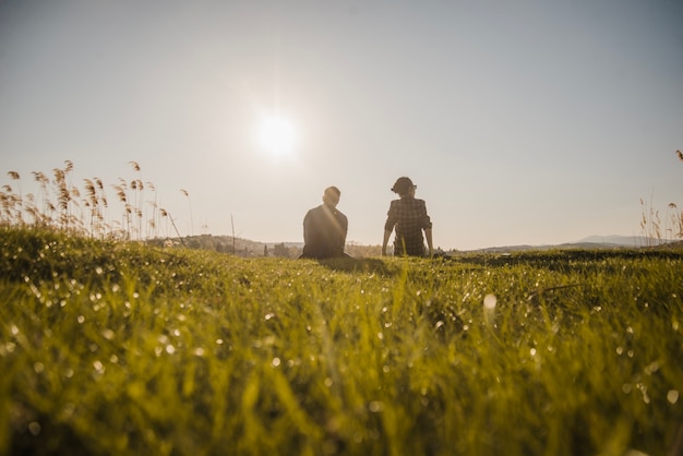 Rückansicht des jungen Paares, das die Natur genießt