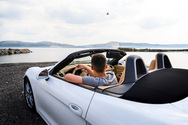 Rückansicht des Mannes fahren