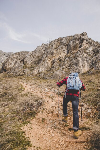 Rückansicht des Wanderers mit Rucksack zu Fuß