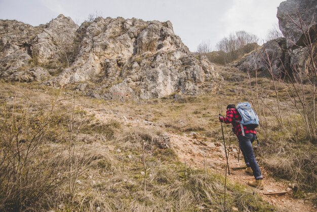 Rückansicht des Wanderers