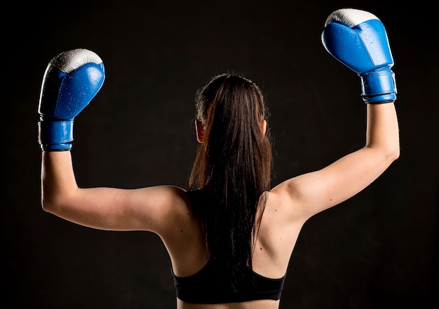 Kostenloses Foto rückansicht des weiblichen boxers