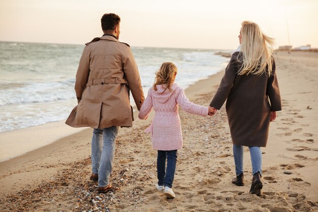 Rückansicht einer schönen Familie mit einer kleinen Tochter