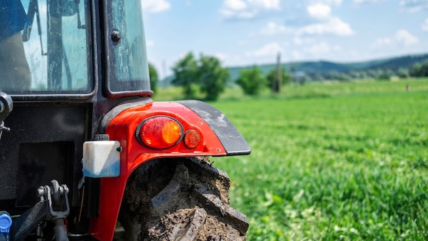 Rückansicht eines Traktors mit grüner Wiese im Hintergrund