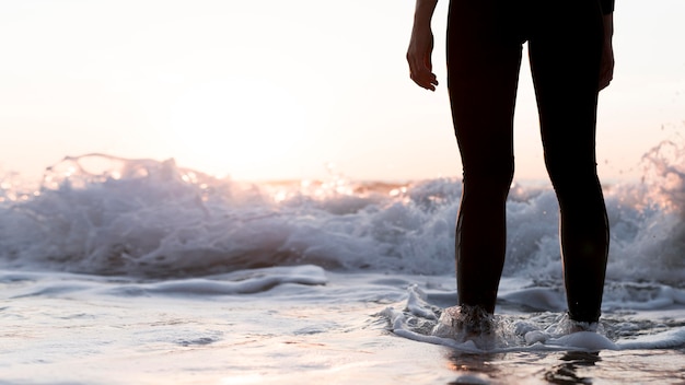 Rückansicht Frau, die im Wasser steht