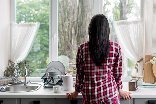 Rückansicht Frau, die Morgenroutine genießt