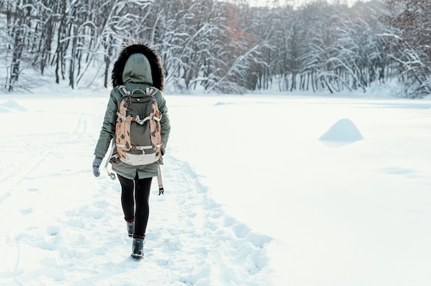 Rückansicht Frau mit Rucksack am Wintertag