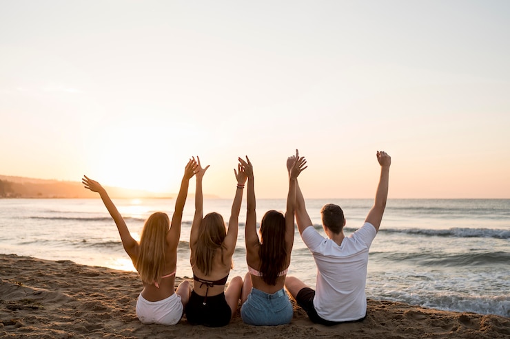 Kostenlose Foto rückansicht freunde halten hände hoch