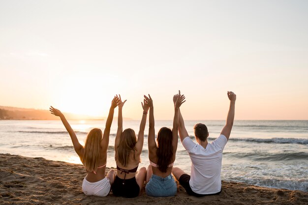 Rückansicht Freunde halten Hände hoch