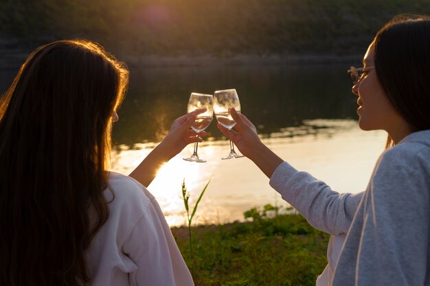 Rückansicht Freunde klirren mit Gläsern