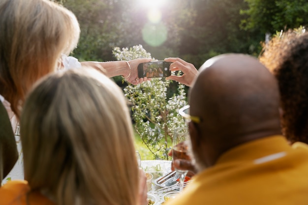 Rückansicht glückliche Freunde, die sich selbst machen