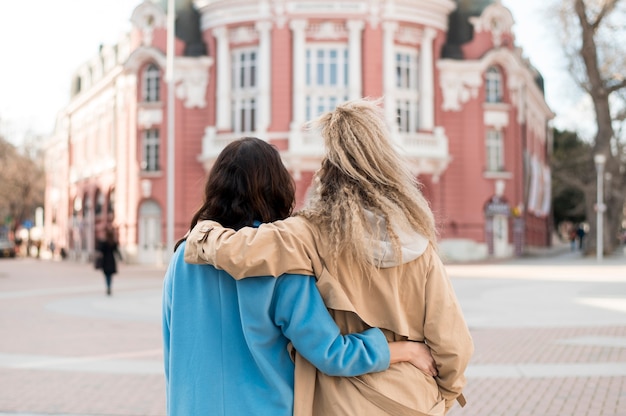 Rückansicht junge Frauen, die zusammen aufwerfen