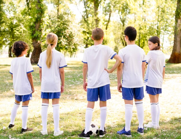 Rückansicht Kinder, die bereit sind, ein Fußballspiel zu spielen