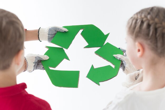 Rückansicht Kinder, die Recyclingzeichen halten