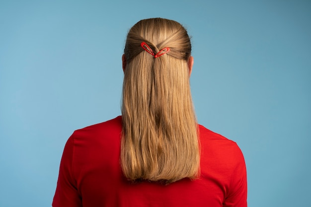 Rückansicht Mann mit Haarspangen