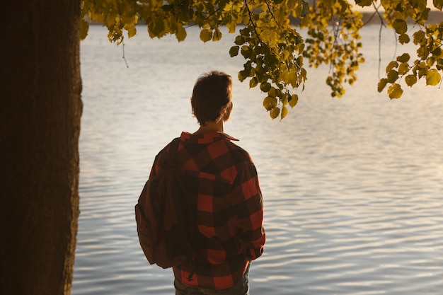 Kostenloses Foto rückansicht mann mit rucksack