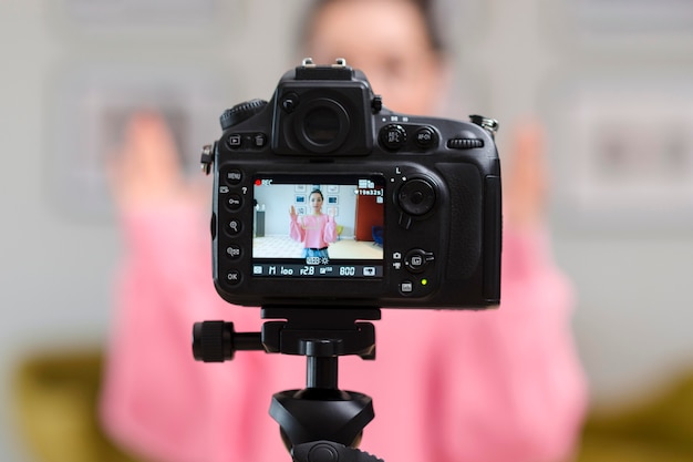 Rückansicht professioneller Blogger für Kameraaufnahmen