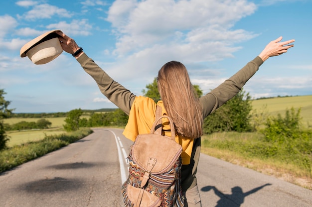 Rückansicht stilvolle Frau, die Urlaub genießt