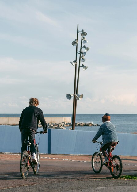 Rückansicht von Kinderfreunden im Freien auf Fahrrädern