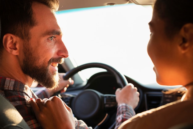 Rückansichtspaar, das sich im Auto ansieht