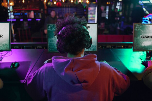 Rückblick auf einen Mann, der ein Videospiel spielt
