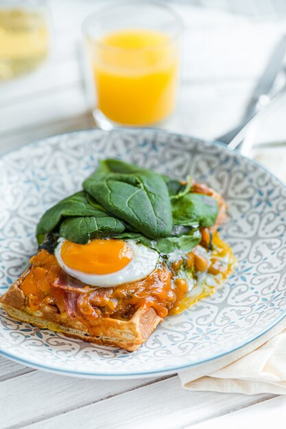 Kostenloses Foto rührei auf fleisch mit bratkartoffeln und toast