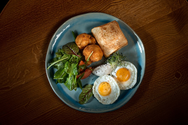 Rührei auf fleisch mit bratkartoffeln und toast