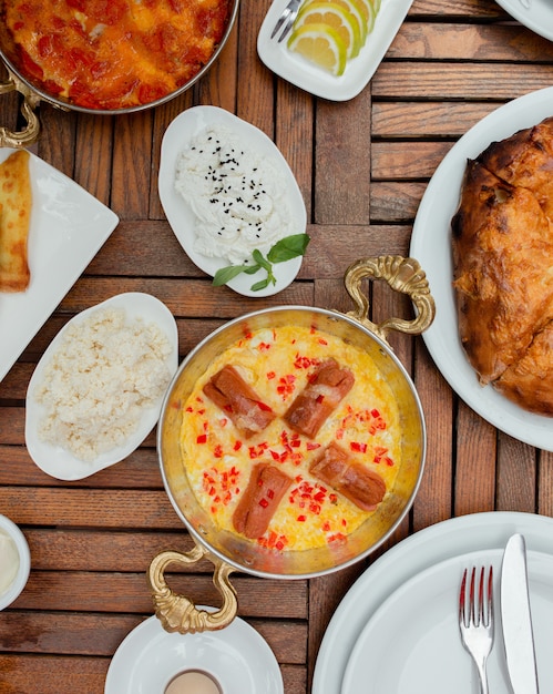 Kostenloses Foto rührei mit bratwürsten oder traditionellem frühstück