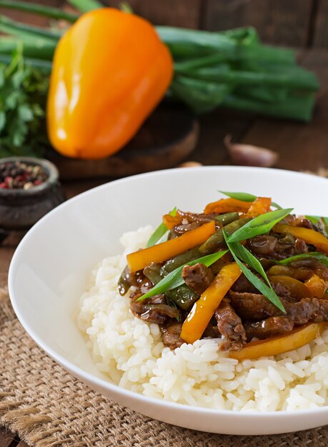 Rühren Sie das Braten von Rindfleisch mit Paprika, grünen Bohnen und Reis