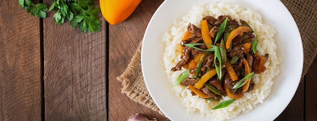 Rühren Sie das Braten von Rindfleisch mit Paprika, grünen Bohnen und Reis