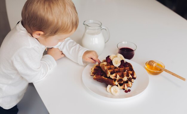 Rührende Waffel des kleinen Jungen