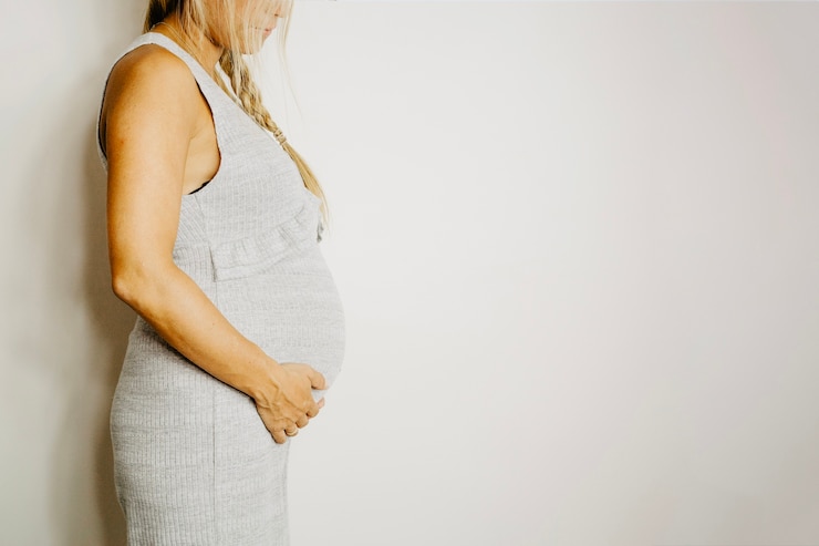 Kostenlose Foto rührender bauch der schwangeren frau