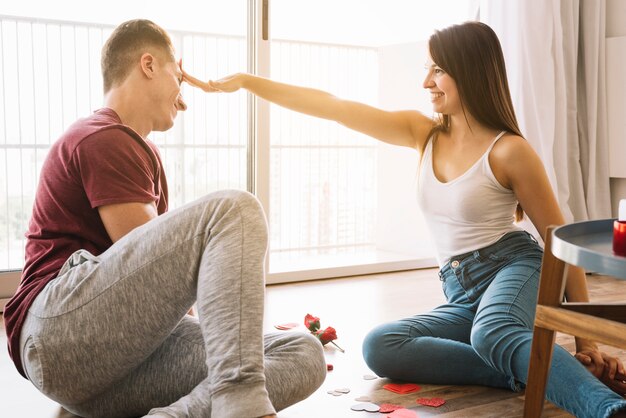 Rührender Kopf der Frau des Mannes mit der Hand