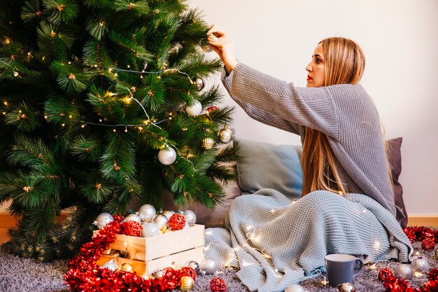 Rührender Weihnachtsbaum der Frau