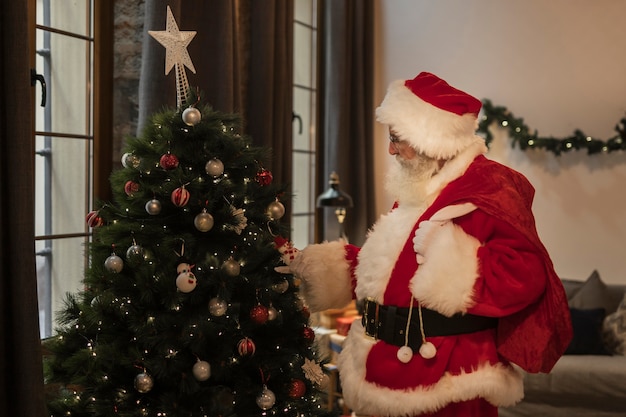 Kostenloses Foto rührender weihnachtsbaum weihnachtsmanns