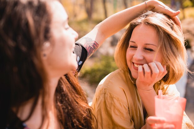 Rührendes Haar der Frau des Freunds