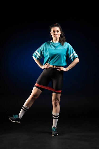 Rugbyspielerin in Sportkleidung posiert
