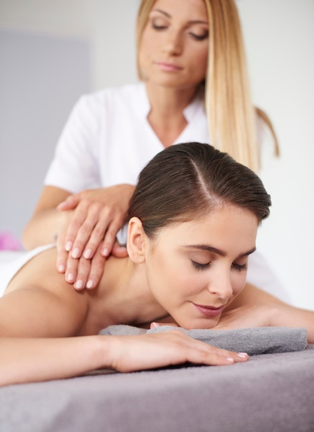 Ruhende Frau während der Massage