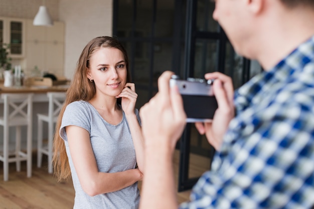 Ruhige Paare, die zu Hause fotografieren