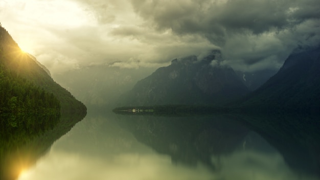 Kostenloses Foto ruhiger see unter weißen wolken