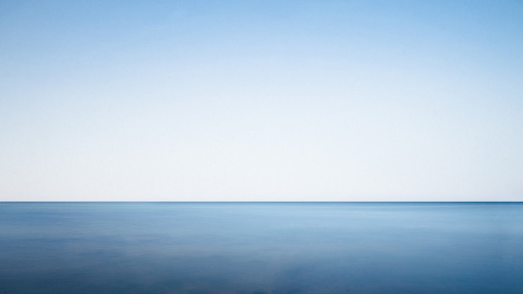 Kostenlose Foto ruhiges meer an einem sonnigen tag