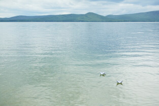 Ruhiges Wasser des blauen Sees