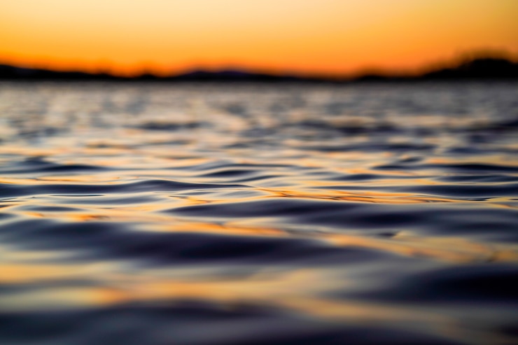 Kostenlose Foto ruhiges wasser während des sonnenuntergangs