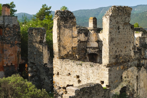 Ruinen der verlassenen griechischen Stadt Levissi in der Nähe des Dorfes Kayakoy in Fethiye Türkei vor dem Hintergrund von Kumuluswolken die Tragödie der Kriege Ort der antiken Stadt Karmilissos