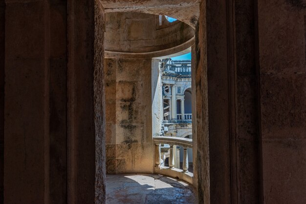 Ruinierter Balkon im Kloster Christi unter Sonnenlicht in Tomar in Portugal