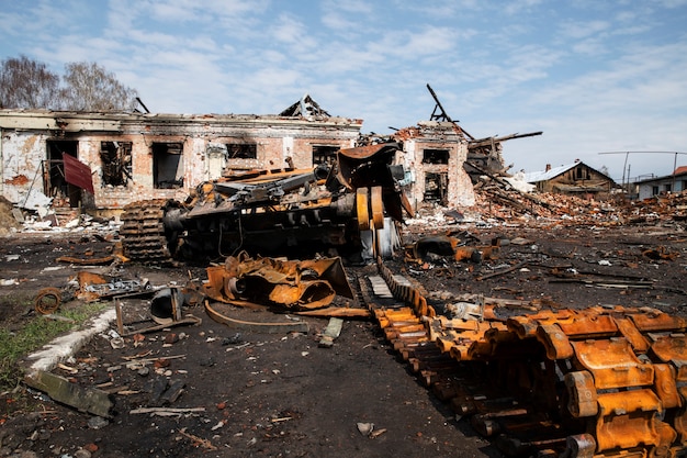 Kostenloses Foto ruinierter panzerrussenkrieg in der ukraine